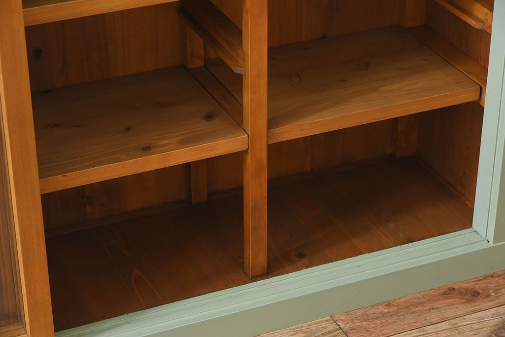 アンティーク家具　アンティークペイント　4枚引き戸　モールガラス戸のおしゃれなローボード