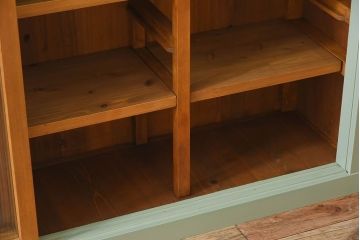 アンティーク家具　アンティークペイント　4枚引き戸　モールガラス戸のおしゃれなローボード