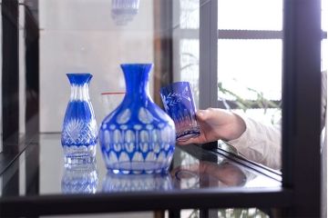 アンティーク家具　アンティーク　脚付き　縦型　上品なペイントガラスケース(2)