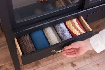 アンティーク家具　アンティーク　脚付き　縦型　上品なペイントガラスケース(2)