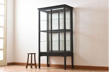アンティーク家具　アンティーク　脚付き　縦型　上品なペイントガラスケース(2)