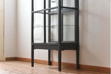 アンティーク家具　アンティーク　脚付き　縦型　上品なペイントガラスケース(2)