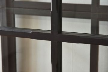アンティーク家具　アンティーク　脚付き　縦型　上品なペイントガラスケース(2)