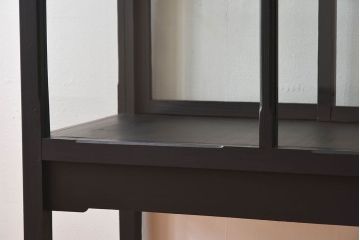 アンティーク家具　アンティーク　脚付き　縦型　上品なペイントガラスケース(2)