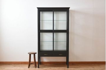 アンティーク家具　アンティーク　脚付き　縦型　上品なペイントガラスケース(2)