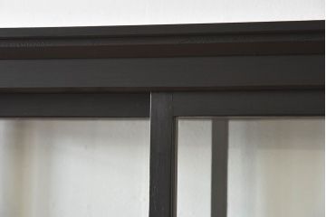 アンティーク家具　アンティーク　脚付き　縦型　上品なペイントガラスケース(2)
