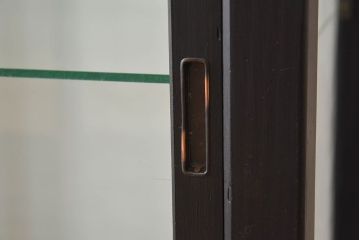 アンティーク家具　アンティーク　脚付き　縦型　上品なペイントガラスケース(2)