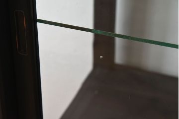 アンティーク家具　アンティーク　脚付き　縦型　上品なペイントガラスケース(2)