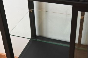 アンティーク家具　アンティーク　脚付き　縦型　上品なペイントガラスケース(2)