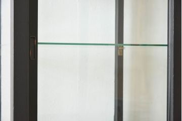 アンティーク家具　アンティーク　脚付き　縦型　上品なペイントガラスケース(2)