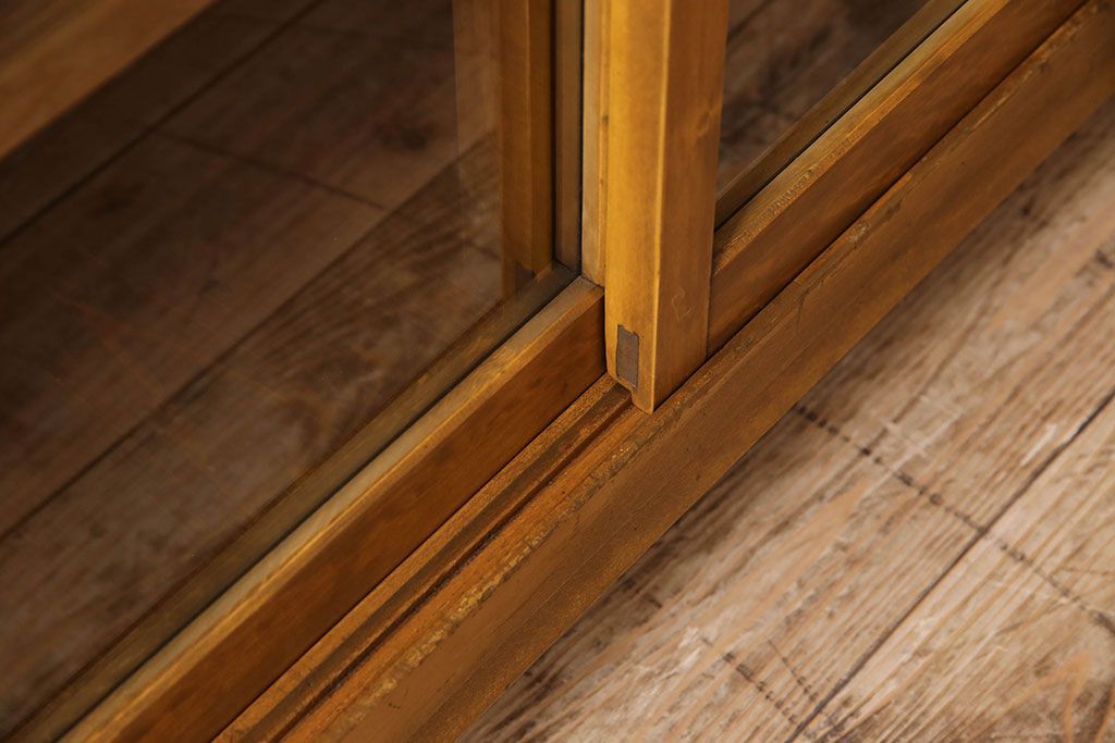 レトロ家具　昭和レトロ　脚付き!古い木製のサイドボード(収納棚)