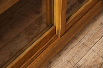 レトロ家具　昭和レトロ　脚付き!古い木製のサイドボード(収納棚)