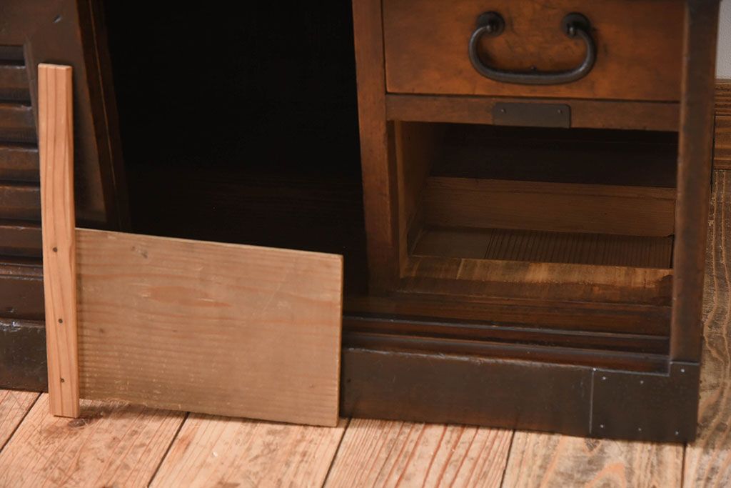 アンティーク家具　明治大正期　古民具・骨董　前面檜材　かくし付き!関西帳場箪笥(2)