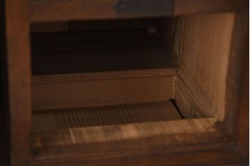 アンティーク家具　明治大正期　古民具・骨董　前面檜材　かくし付き!関西帳場箪笥(2)