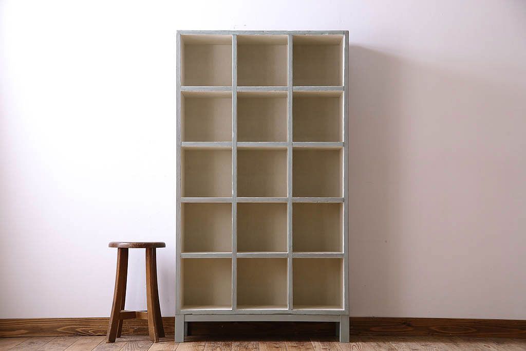 レトロ家具　縦型　アンティークペイント　シンプルでレトロな脚付きマス目棚(収納棚、飾り棚)