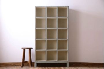 レトロ家具　縦型　アンティークペイント　シンプルでレトロな脚付きマス目棚(収納棚、飾り棚)