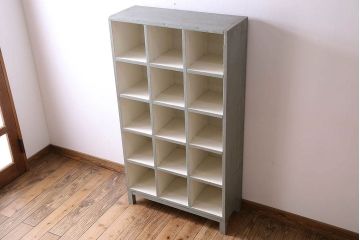 レトロ家具　縦型　アンティークペイント　シンプルでレトロな脚付きマス目棚(収納棚、飾り棚)