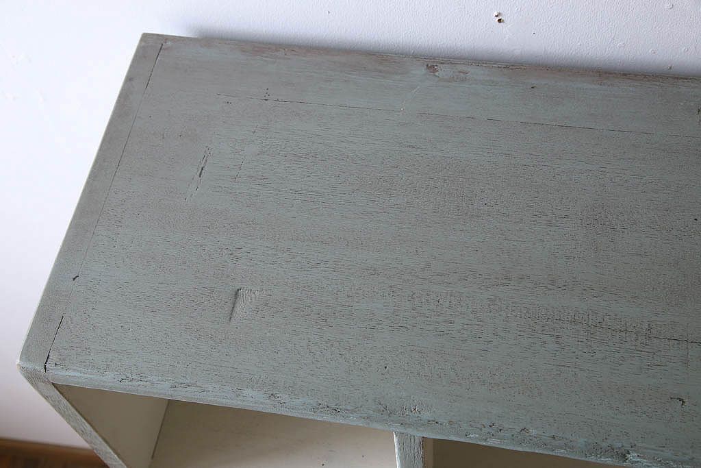 レトロ家具　縦型　アンティークペイント　シンプルでレトロな脚付きマス目棚(収納棚、飾り棚)