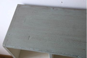 レトロ家具　縦型　アンティークペイント　シンプルでレトロな脚付きマス目棚(収納棚、飾り棚)