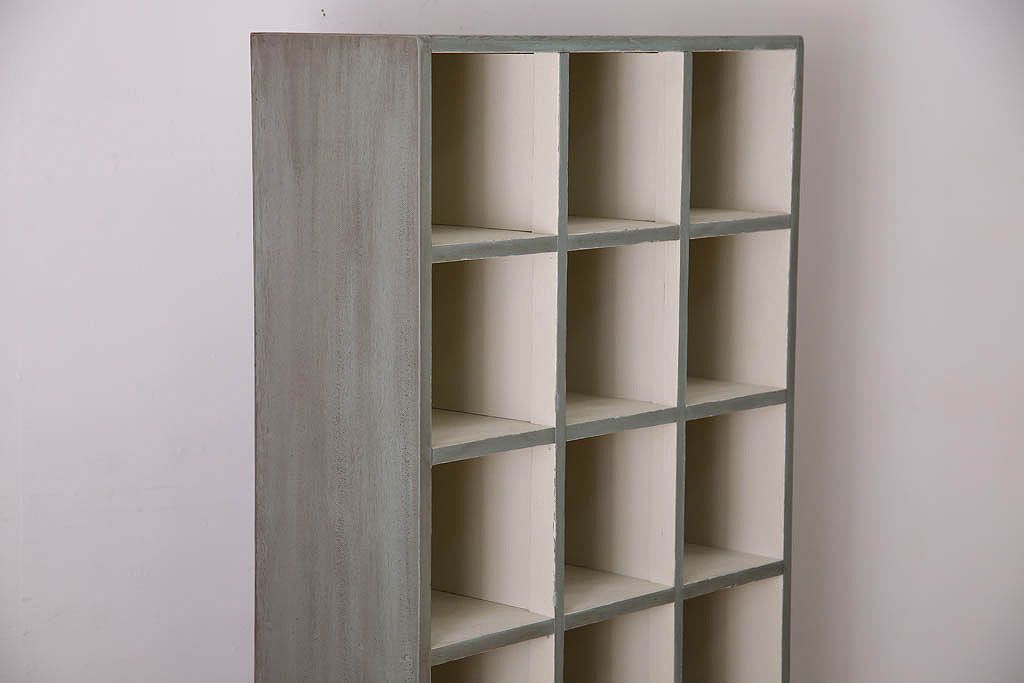 レトロ家具　縦型　アンティークペイント　シンプルでレトロな脚付きマス目棚(収納棚、飾り棚)