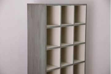 レトロ家具　縦型　アンティークペイント　シンプルでレトロな脚付きマス目棚(収納棚、飾り棚)