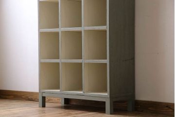 レトロ家具　縦型　アンティークペイント　シンプルでレトロな脚付きマス目棚(収納棚、飾り棚)