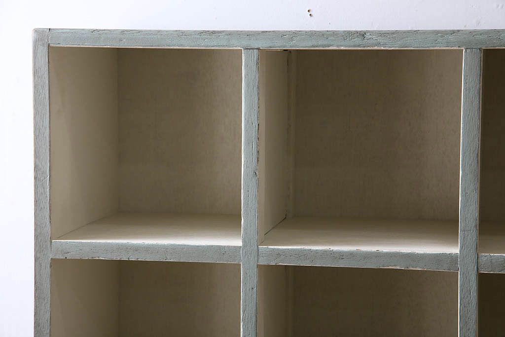 レトロ家具　縦型　アンティークペイント　シンプルでレトロな脚付きマス目棚(収納棚、飾り棚)