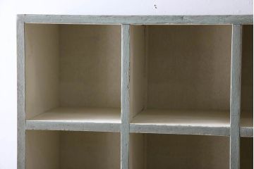 レトロ家具　縦型　アンティークペイント　シンプルでレトロな脚付きマス目棚(収納棚、飾り棚)