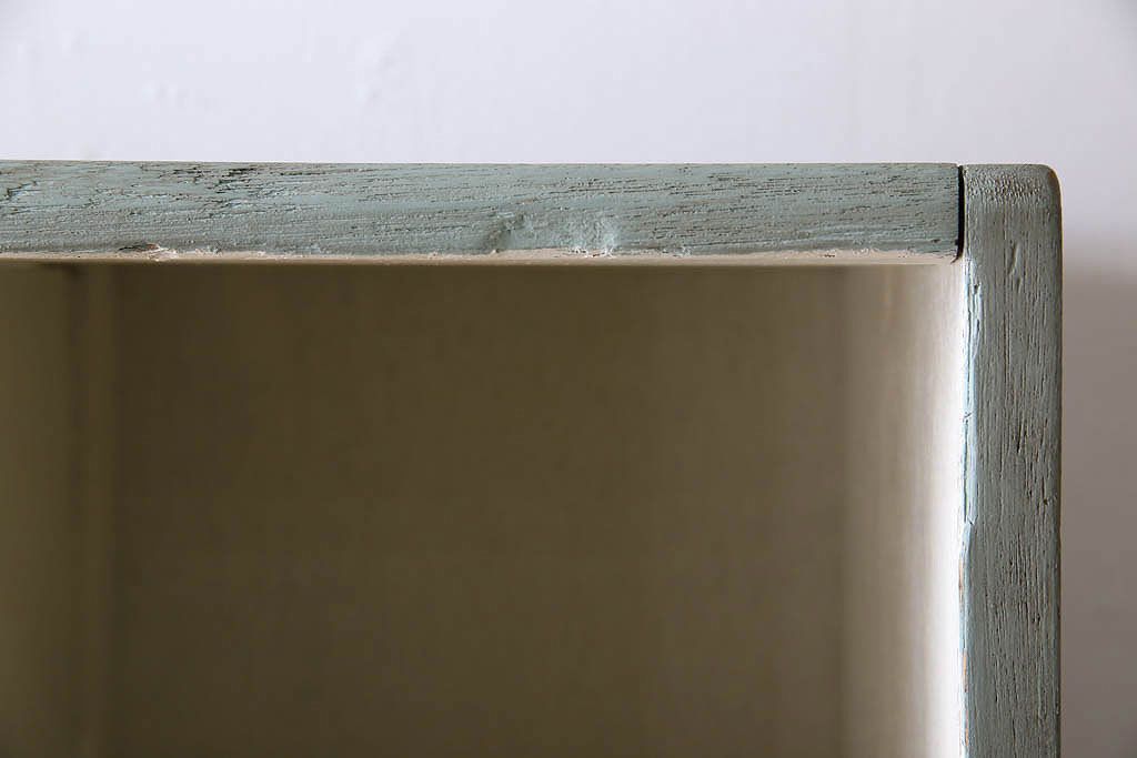 レトロ家具　縦型　アンティークペイント　シンプルでレトロな脚付きマス目棚(収納棚、飾り棚)