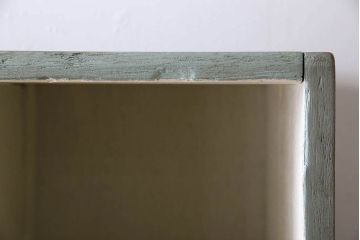 レトロ家具　縦型　アンティークペイント　シンプルでレトロな脚付きマス目棚(収納棚、飾り棚)