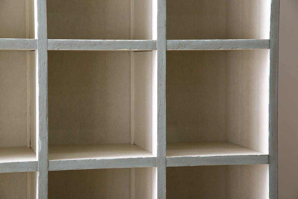 レトロ家具　縦型　アンティークペイント　シンプルでレトロな脚付きマス目棚(収納棚、飾り棚)