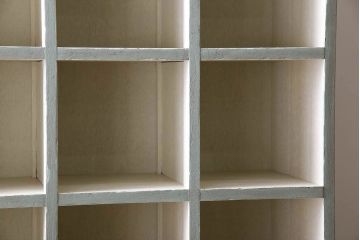 レトロ家具　縦型　アンティークペイント　シンプルでレトロな脚付きマス目棚(収納棚、飾り棚)