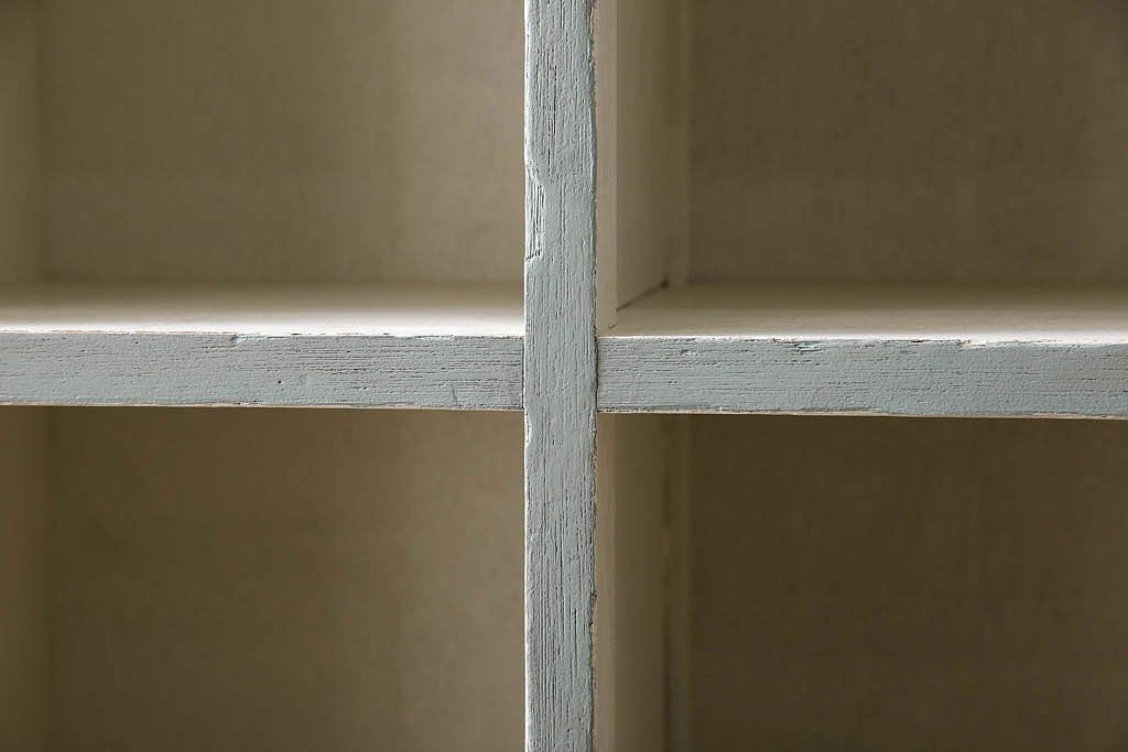 レトロ家具　縦型　アンティークペイント　シンプルでレトロな脚付きマス目棚(収納棚、飾り棚)