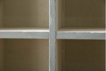 レトロ家具　縦型　アンティークペイント　シンプルでレトロな脚付きマス目棚(収納棚、飾り棚)