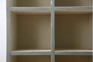 レトロ家具　縦型　アンティークペイント　シンプルでレトロな脚付きマス目棚(収納棚、飾り棚)