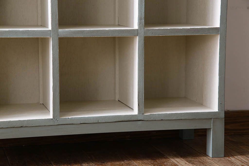 レトロ家具　縦型　アンティークペイント　シンプルでレトロな脚付きマス目棚(収納棚、飾り棚)