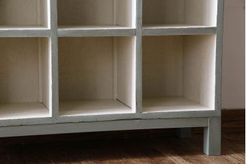 レトロ家具　縦型　アンティークペイント　シンプルでレトロな脚付きマス目棚(収納棚、飾り棚)