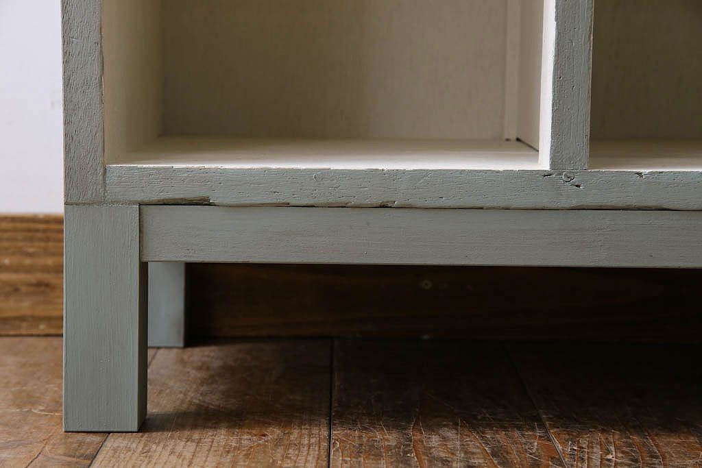 レトロ家具　縦型　アンティークペイント　シンプルでレトロな脚付きマス目棚(収納棚、飾り棚)