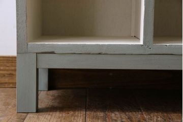 レトロ家具　縦型　アンティークペイント　シンプルでレトロな脚付きマス目棚(収納棚、飾り棚)