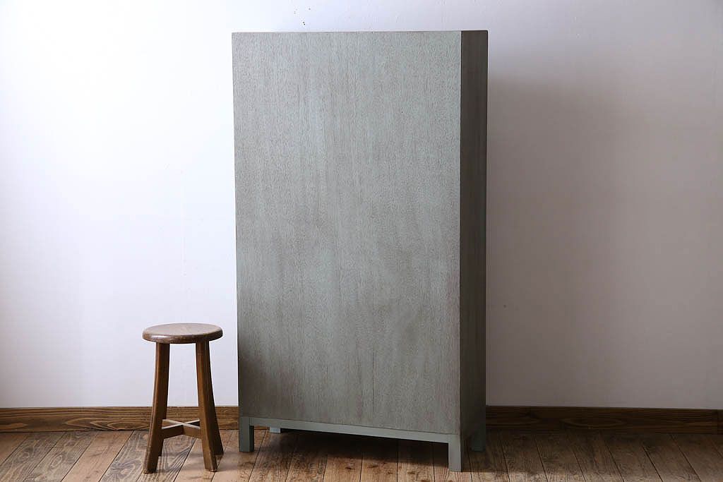 レトロ家具　縦型　アンティークペイント　シンプルでレトロな脚付きマス目棚(収納棚、飾り棚)