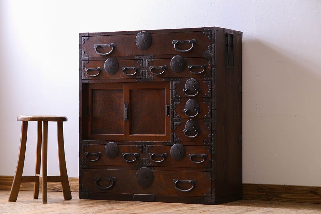 アンティーク家具　丸金具付き　和製アンティーク　前面欅材製の帳場箪笥