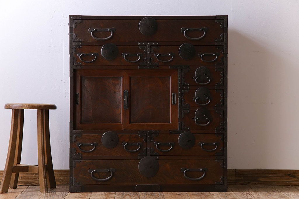 アンティーク家具　丸金具付き　和製アンティーク　前面欅材製の帳場箪笥