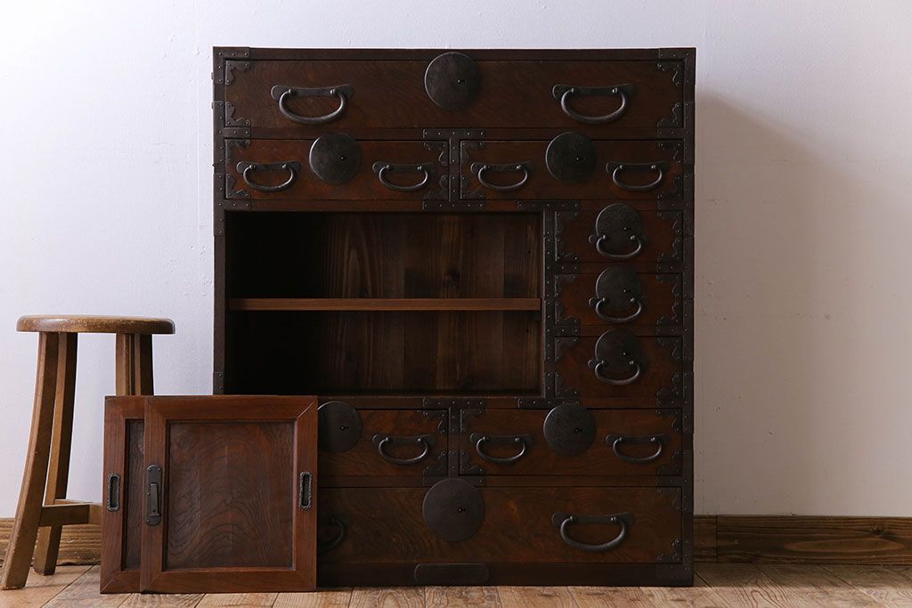 アンティーク家具　丸金具付き　和製アンティーク　前面欅材製の帳場箪笥