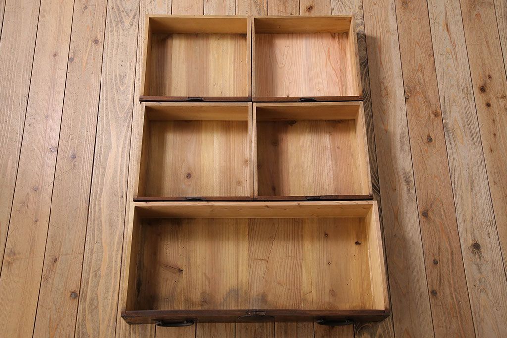 アンティーク家具　丸金具付き　和製アンティーク　前面欅材製の帳場箪笥