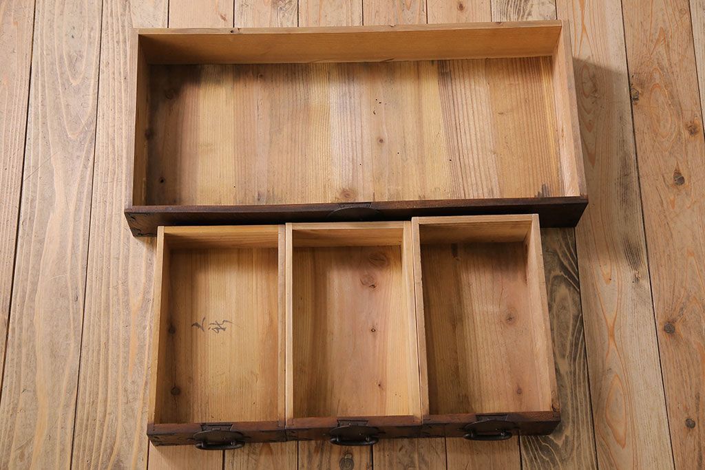 アンティーク家具　丸金具付き　和製アンティーク　前面欅材製の帳場箪笥