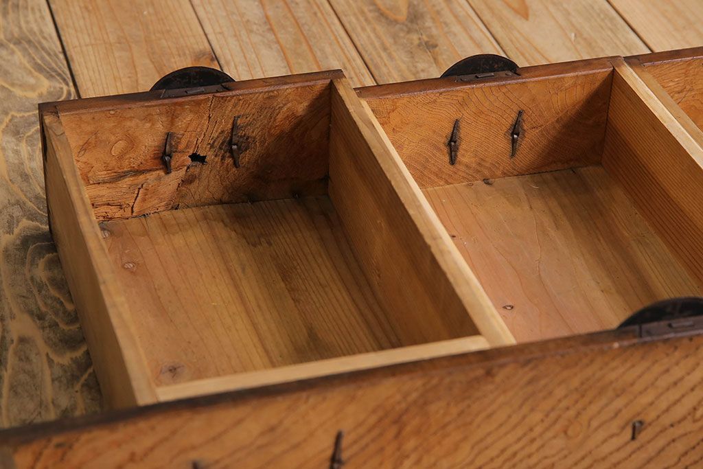 アンティーク家具　丸金具付き　和製アンティーク　前面欅材製の帳場箪笥