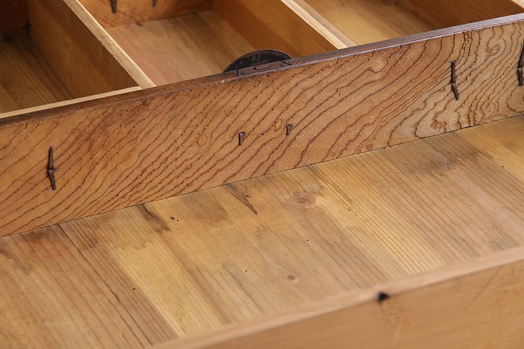 アンティーク家具　丸金具付き　和製アンティーク　前面欅材製の帳場箪笥