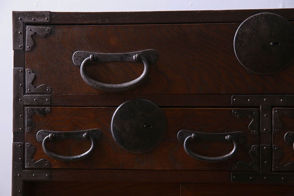 アンティーク家具　丸金具付き　和製アンティーク　前面欅材製の帳場箪笥