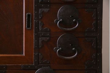 アンティーク家具　丸金具付き　和製アンティーク　前面欅材製の帳場箪笥