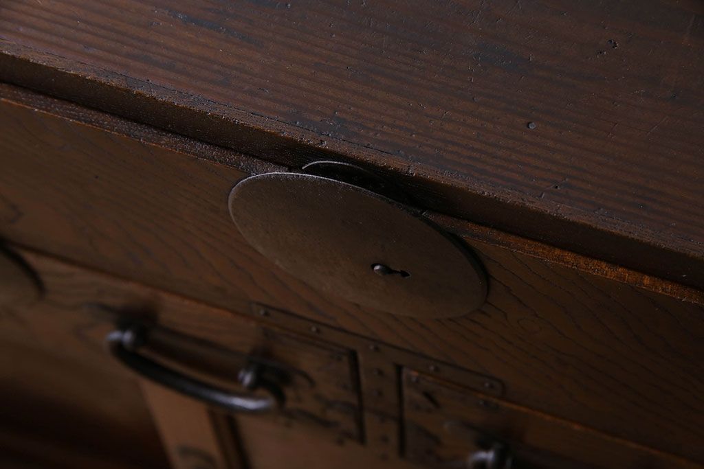アンティーク家具　丸金具付き　和製アンティーク　前面欅材製の帳場箪笥
